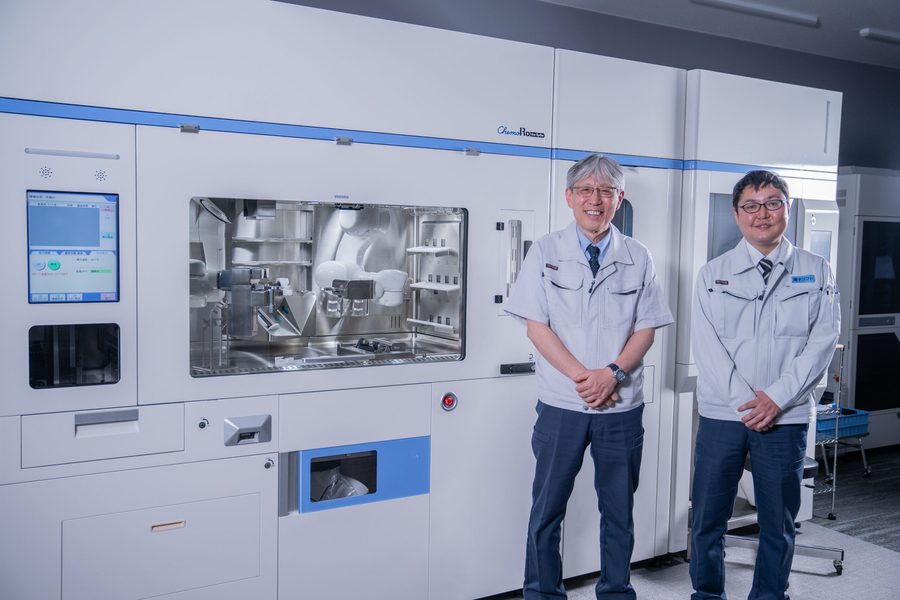 参与药物制剂系统和自动化的人员 制药机器人自动化。